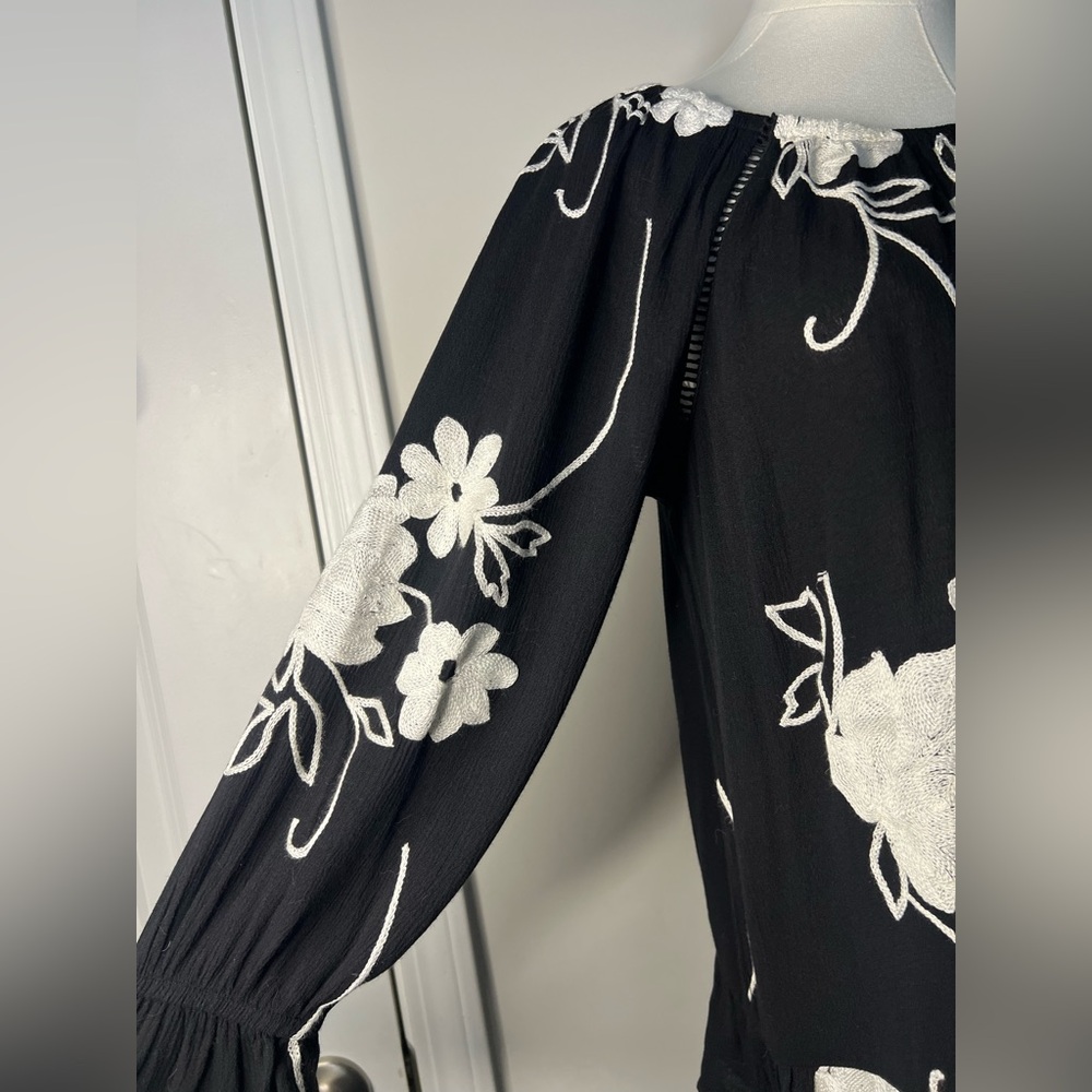 Inc International Concepts Black & White Floral Embroidered Blouse - Picture 5 of 13